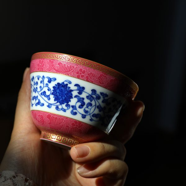 35ef6f6d6071b78019fd06f44b8dcd26aa39e304a236f7c2c2783222da92ab4d National Gift Style Rouge Red & Gold Gilded Tea Cup • Blue and White Porcelain Collection • Jingdezhen