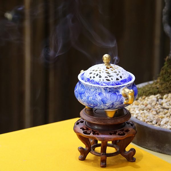 f3ef10c01522b451616b56336d60a6b914b2a178dd6dd6dcec8d68dba9669c22 Premium Handmade Hand-Painted Tea Ware • Exquisite Thousand-Flower Incense Burner • Jingdezhen Openwork Carving • 24K Gold Gilded Incense Burner